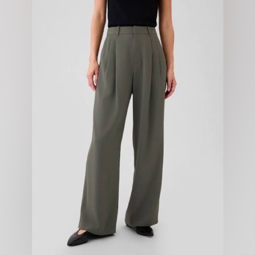 NWOT Gap 365 High Rise Pleated Trousers in Soft Black (Gray)